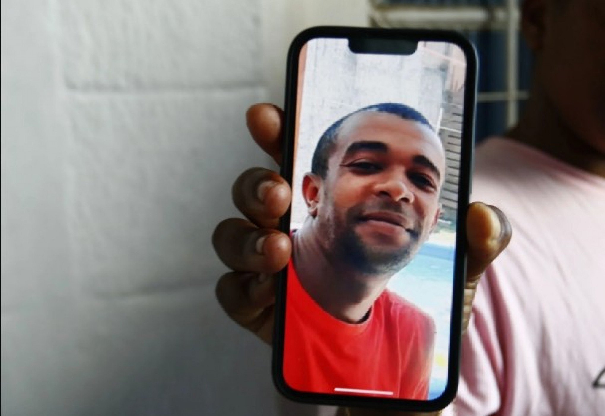 "Não dá para deixar meus filhos brincando no pátio onde o pai foi morto": Pedreiro estava com crianças minutos antes de ser assassinado na região