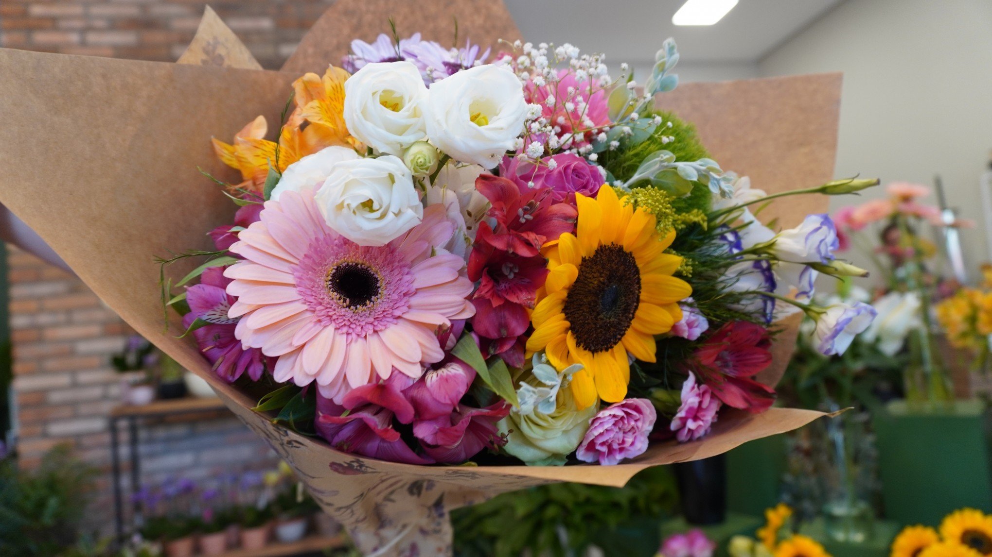 Dica de flores para surpreender mulheres especiais e os cuidados para prolongar a beleza dos arranjos