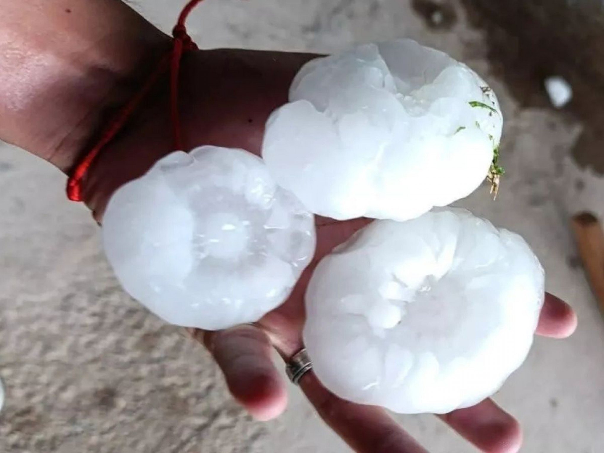 Granizo gigante impressiona e causa estragos durante onda de calor; veja imagens