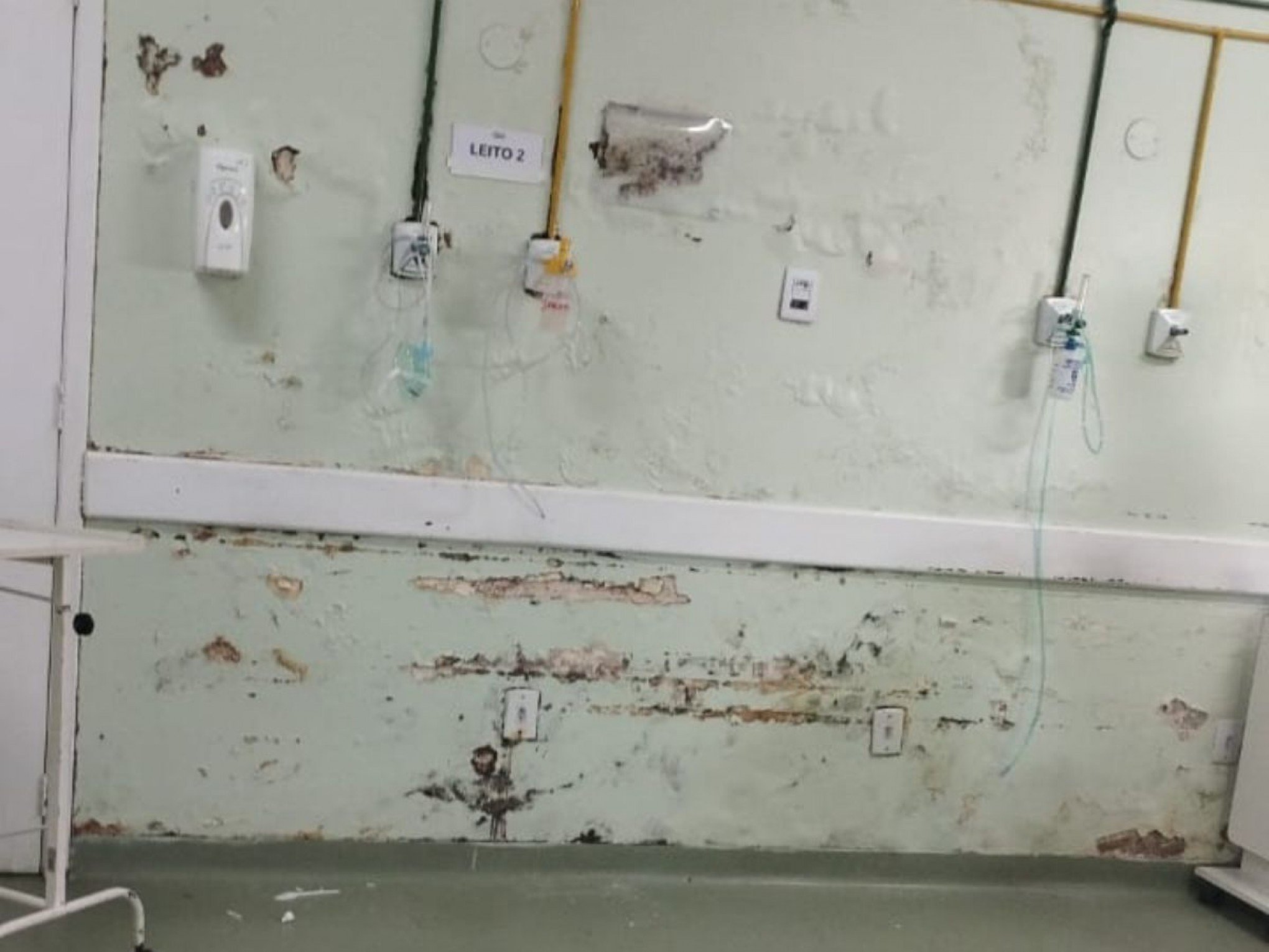 Filhas de paciente denunciam infiltração, mofo e falta de aparelho para exame no HNSG