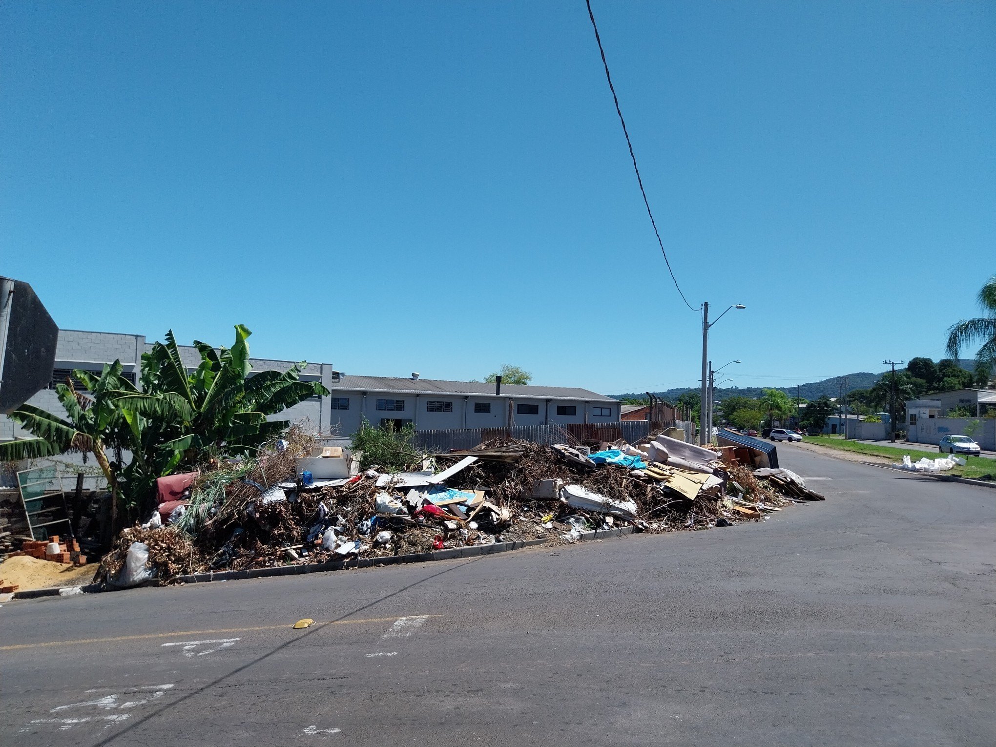 Montanha de lixo preocupa e moradores pedem solução definitiva: "Cria bicho, fede, é um desconforto"
