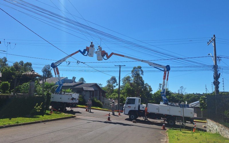 Equipes da RGE estão no loteamento Firenze 2 nesta sexta-feira (7) realizando manutenção na rede elétrica | abc+