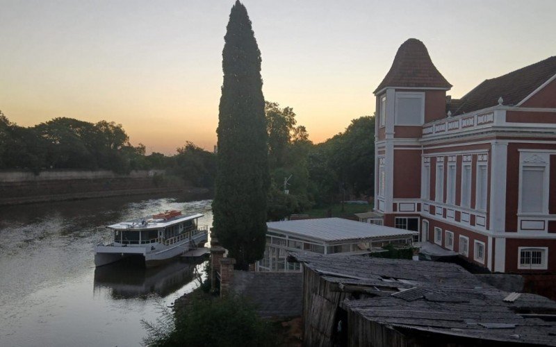 Barco-escola Peixe Dourado atracado junto ao Museu do Rio