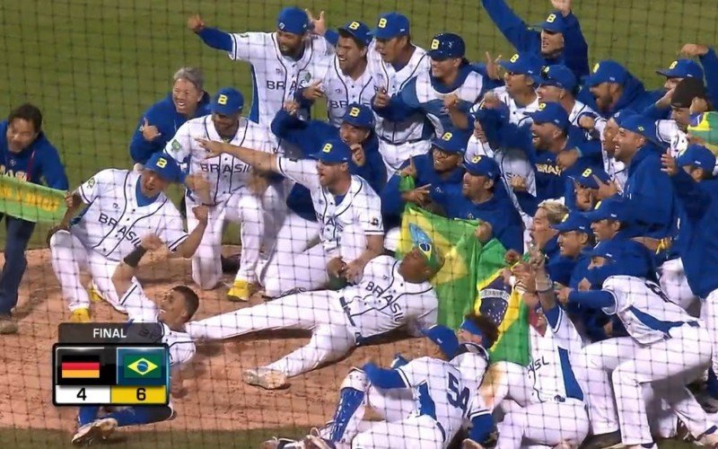 Jogadores brasileiros comemoram vitória sobe Alemanha e classificação ao Mundial | abc+