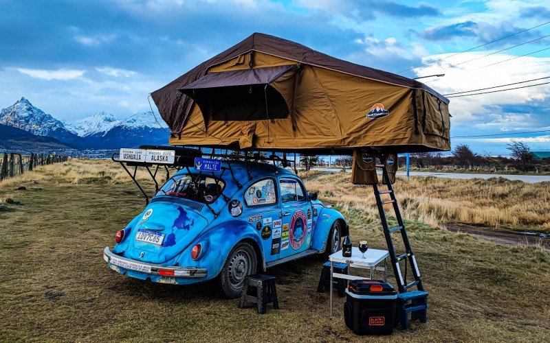 Fusca com a barraca será a casa de Castelhano daqui pra frente