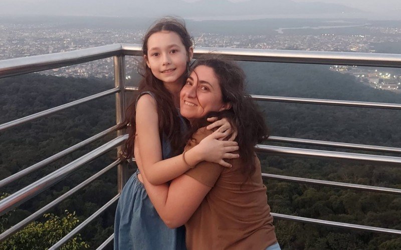 A jovem bailarina leopoldense Isabela e a mãe Alcione, no mirante da cidade catarinense