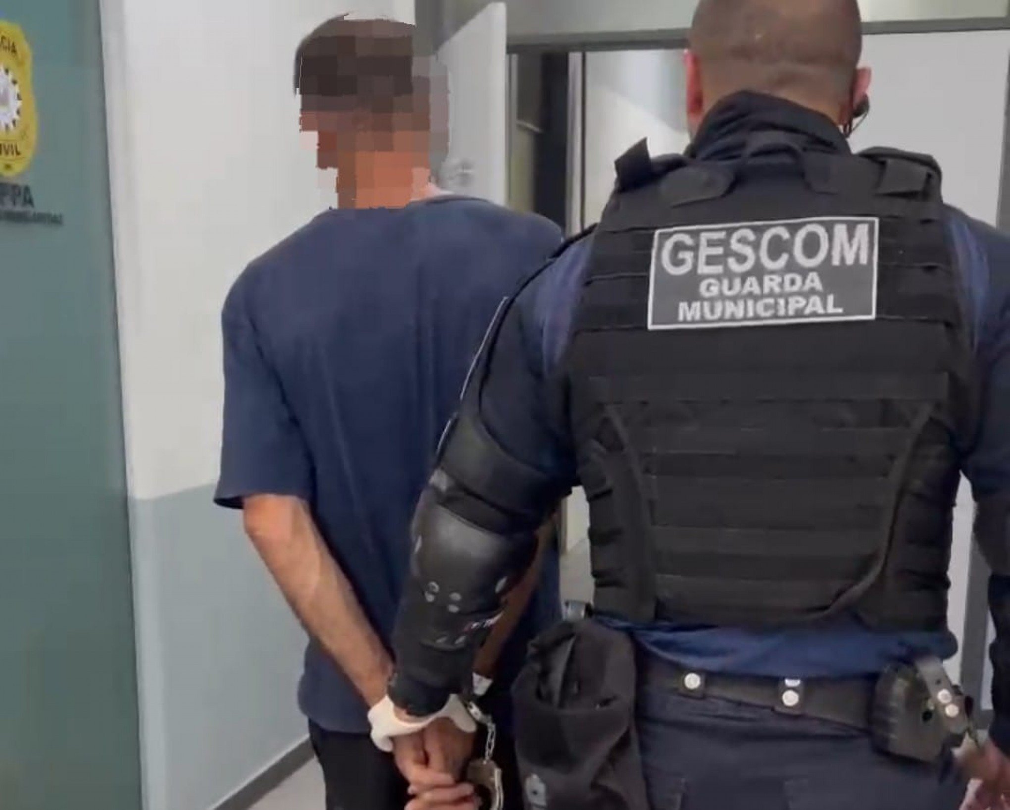 Homem agride guardas municipais com socos e chutes após ameaçar mulheres no Centro de Novo Hamburgo