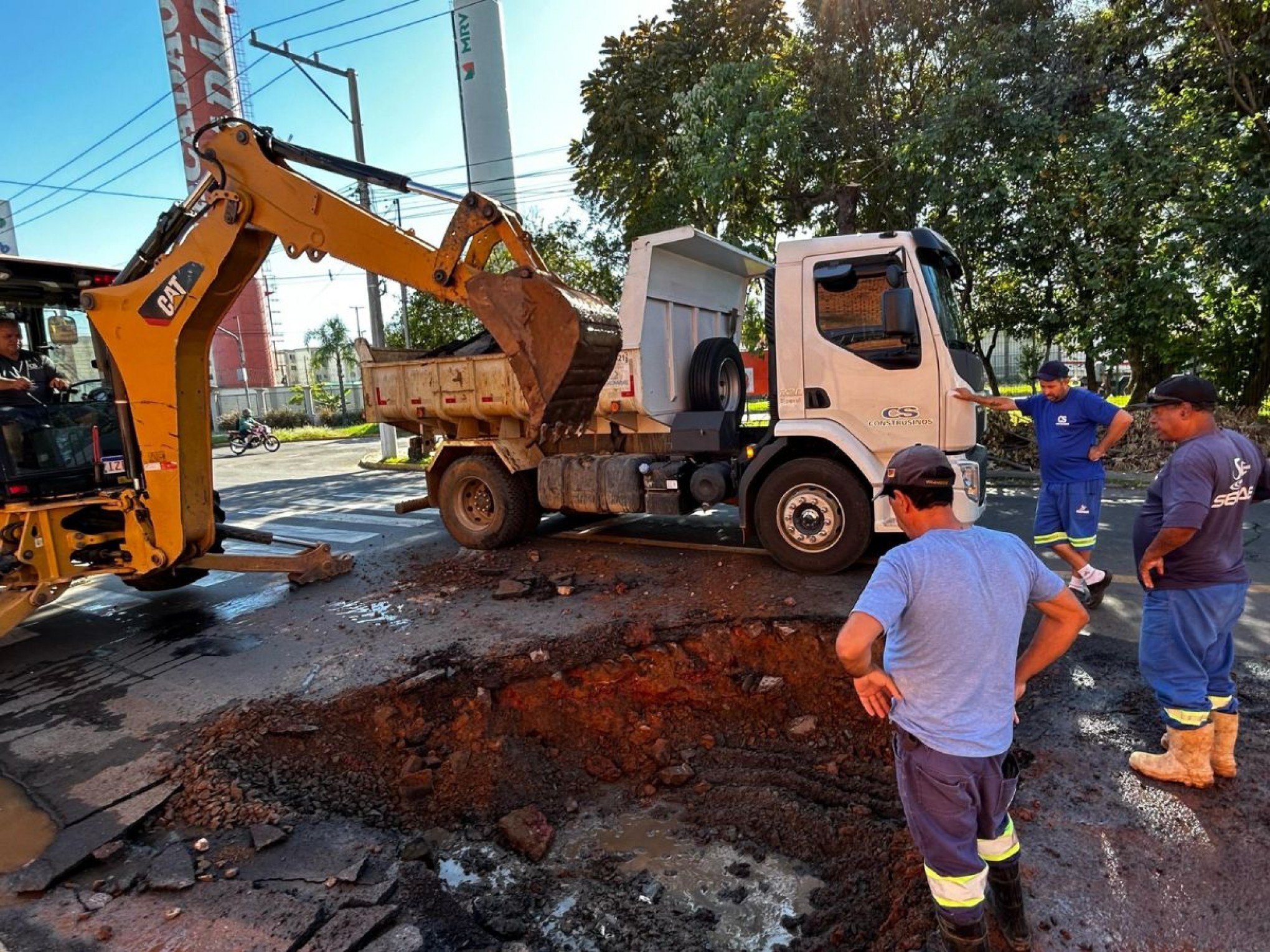 Erosão começa a ser consertada após acidentes e transtornos no trânsito em rua que dá acesso à BR-116