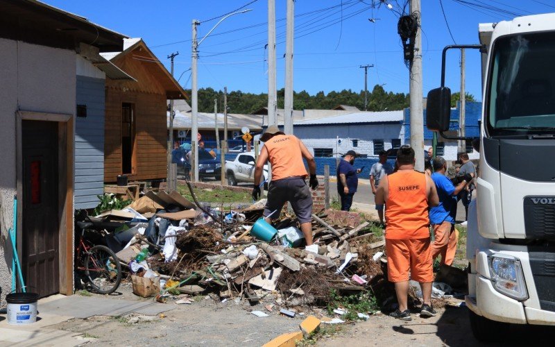 Apenados participam de ação de limpeza no bairro Miná