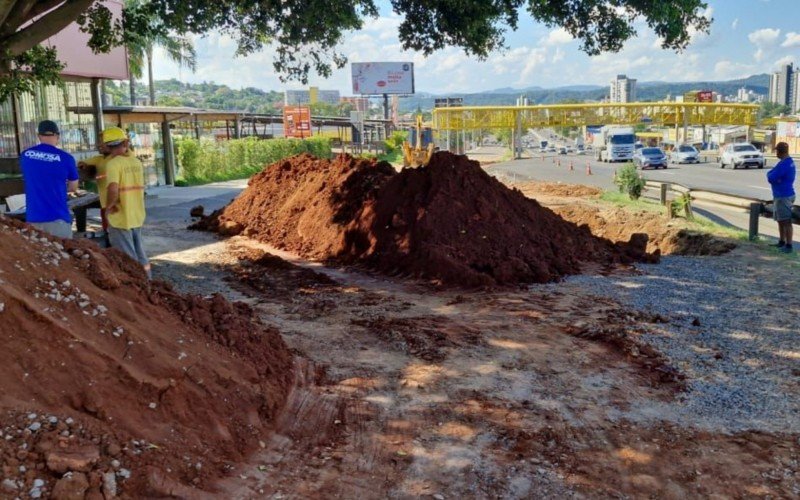 Conserto de vazamento às margens da BR-116, em Novo Hamburgo | abc+