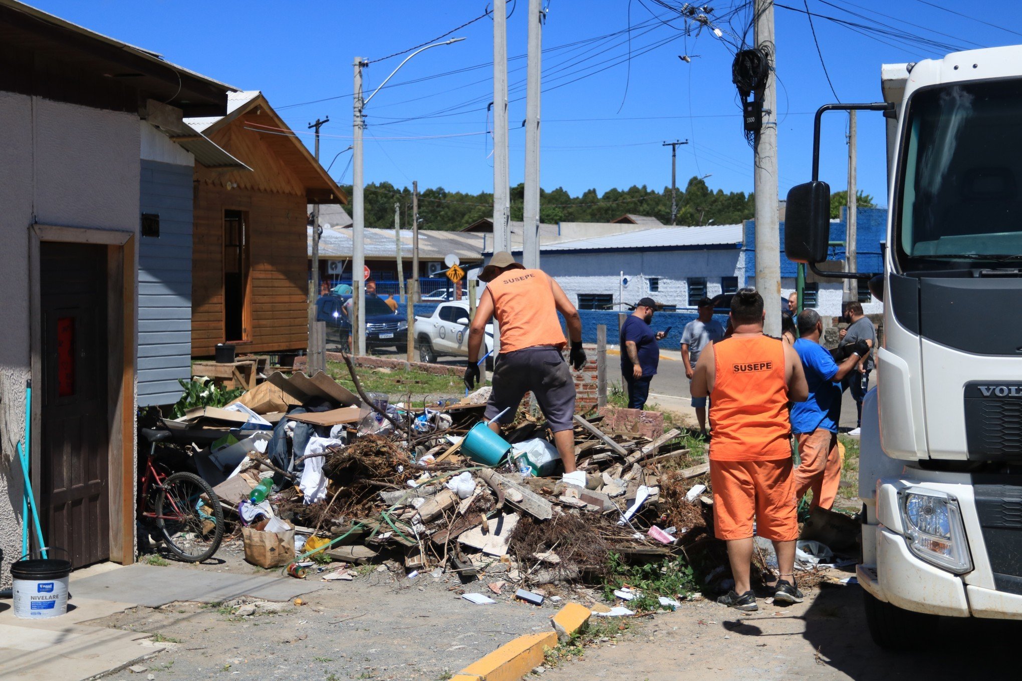 Apenados do presídio de Canela participam de ação de limpeza no bairro Miná