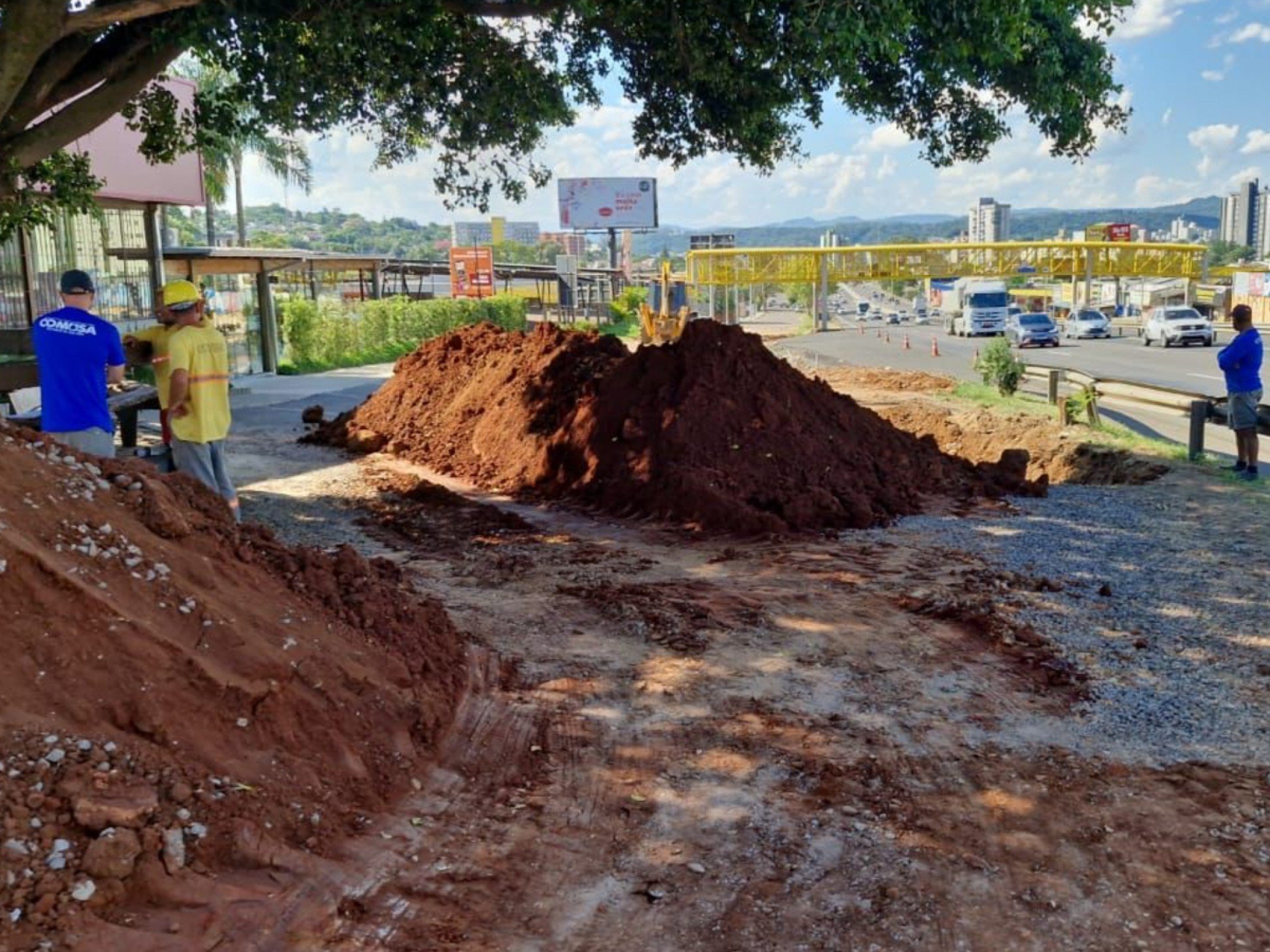 Conserto de vazamento oculto às margens da BR-116 pode causar desabastecimento de água; veja até quando