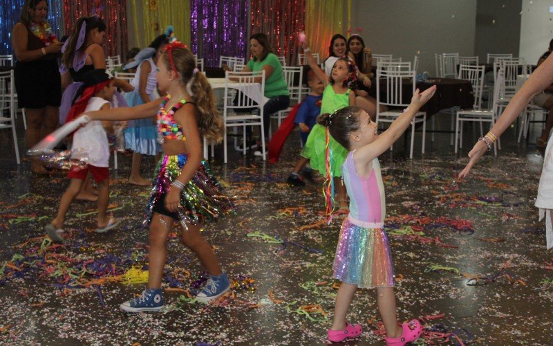 Baile de carnaval infantil, no Cssgapa, animou as crianças neste domingo (9)