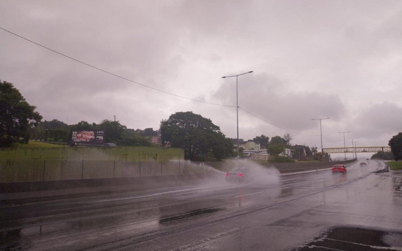 Chuva que começou na madrugada de domingo deixou pontos alagados na BR-116, em Novo Hamburgo | abc+