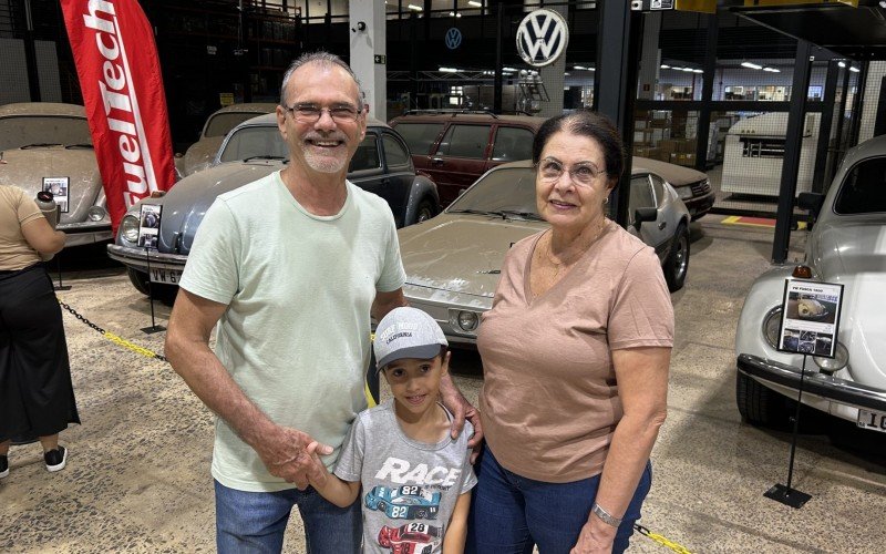 Luis Antônio e Caissara Maria relembram momento do início do namoro ao visitarem a exposição | abc+