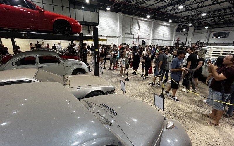 Carros raros da antiga Comercial Gaúcha adquiridos por empresário do EUA são expostos em evento da FuelTech, em Porto Alegre