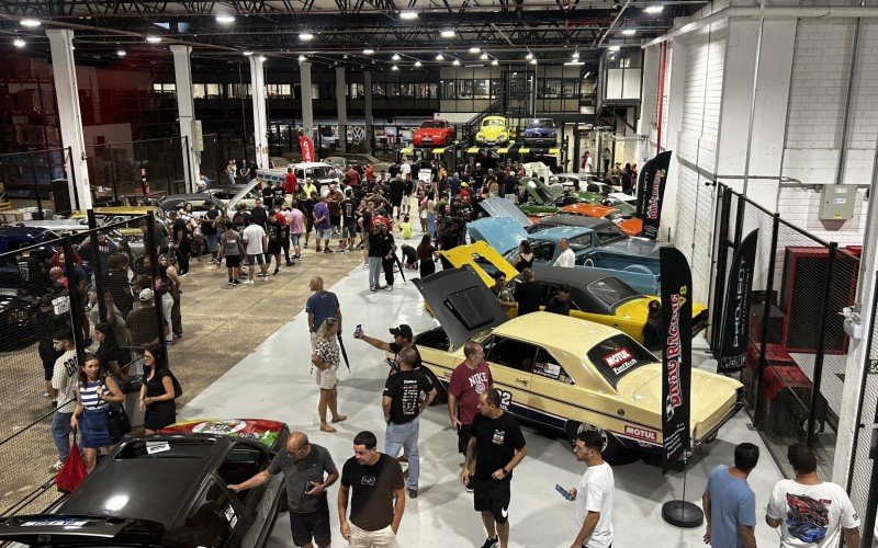 Carros raros da antiga Comercial Gaúcha adquiridos por empresário do EUA são expostos em evento da FuelTech, em Porto Alegre