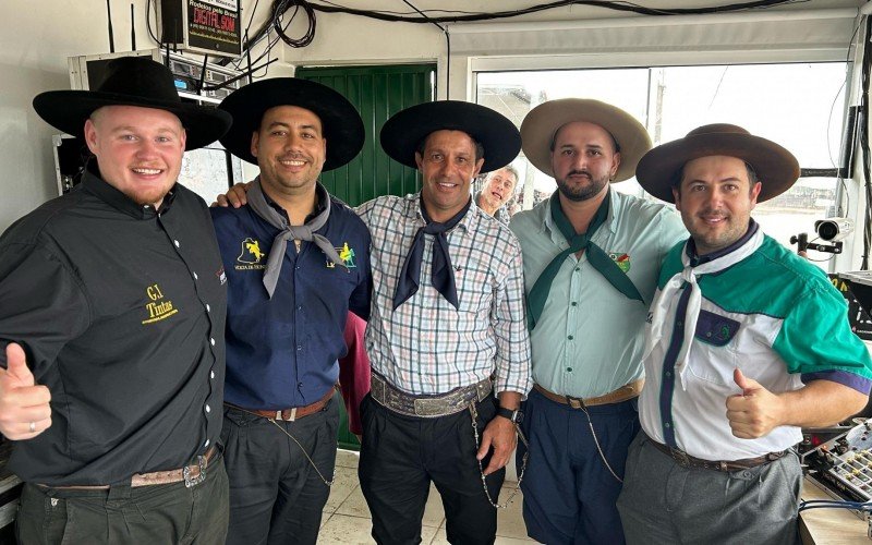 Eduardo Fabiano da Silva (C), patrão da campeira do Rodeio de Campo Bom, ao lado de narradores de prova de tiro de laço