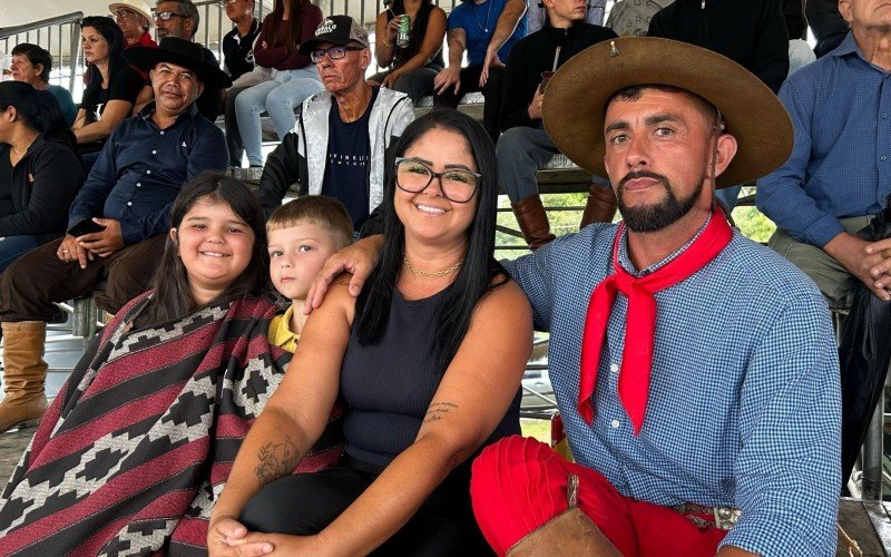 Juliano Costa prestigiou o rodeio ao lado da amiga Veronice, que estava com os filhos Vitor e Ana Clara