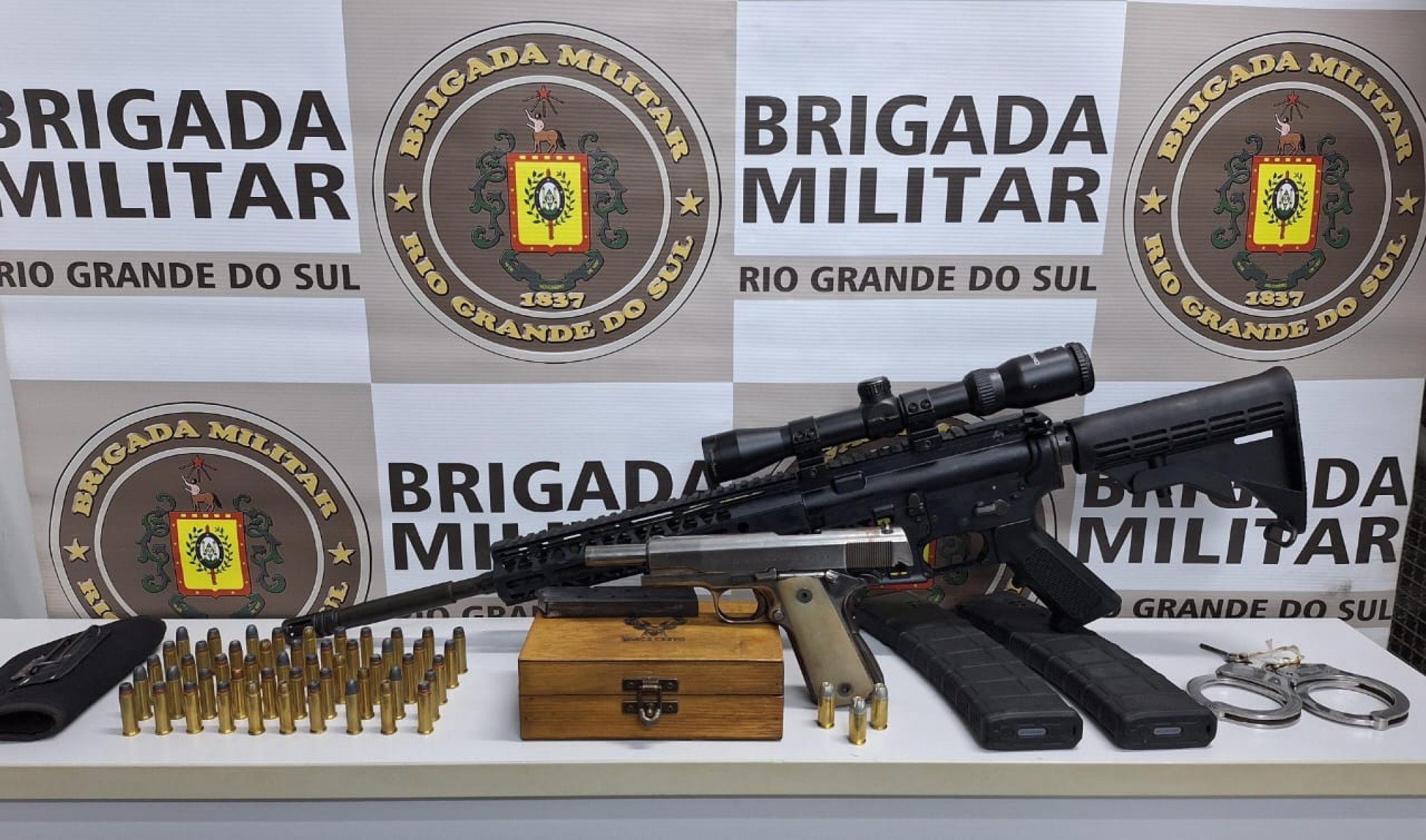 Assalto, tiros, prisões e apreensão de fuzil entre Estância Velha e Novo Hamburgo