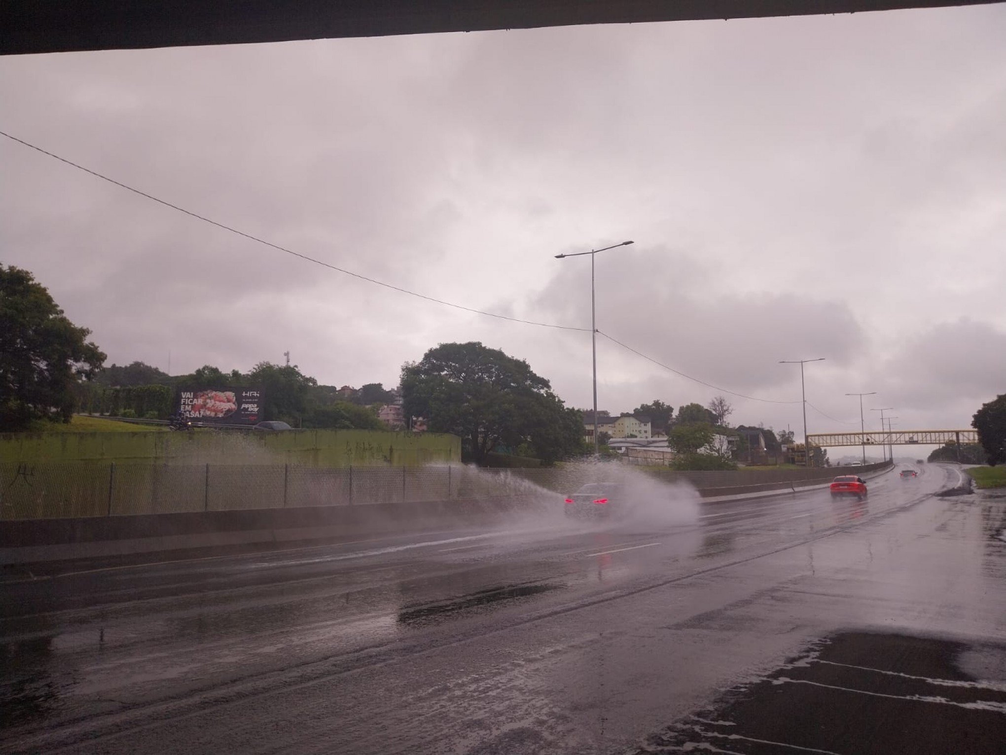 BR-116: Chuva deixa pontos alagados e exige atenção dos motoristas na região
