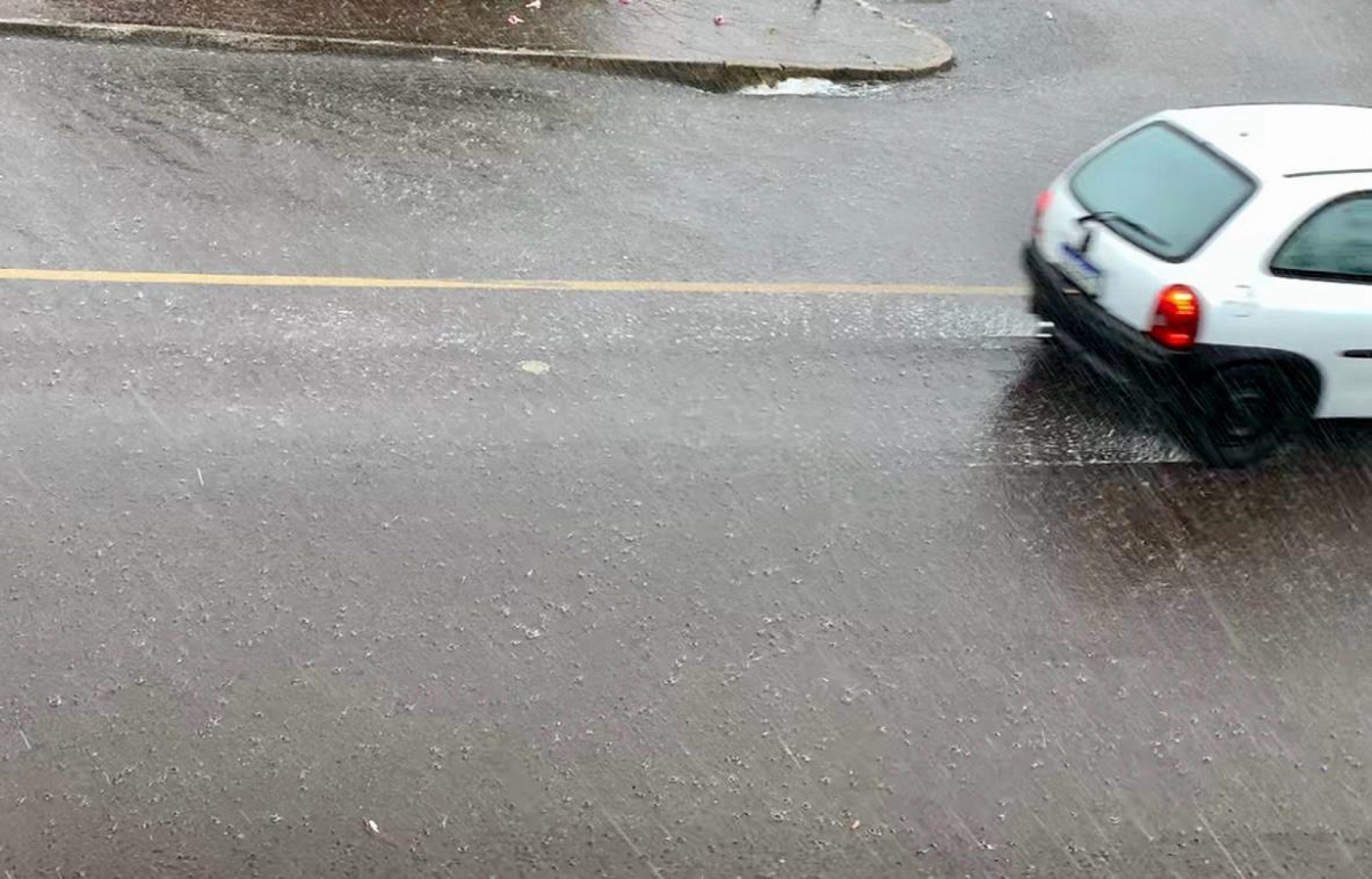 FRENTE FRIA: Chuva traz refresco após duas semanas de onda de calor no RS