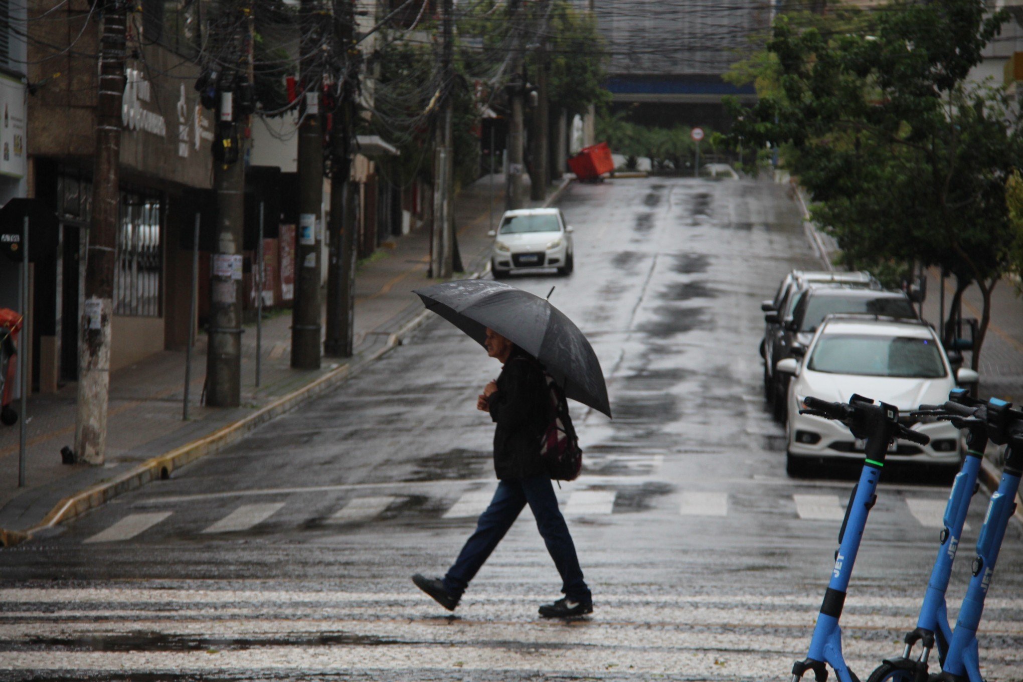 "Cenário exige atenção", alerta Estael Sias sobre chuva volumosa esperada nos próximos dias