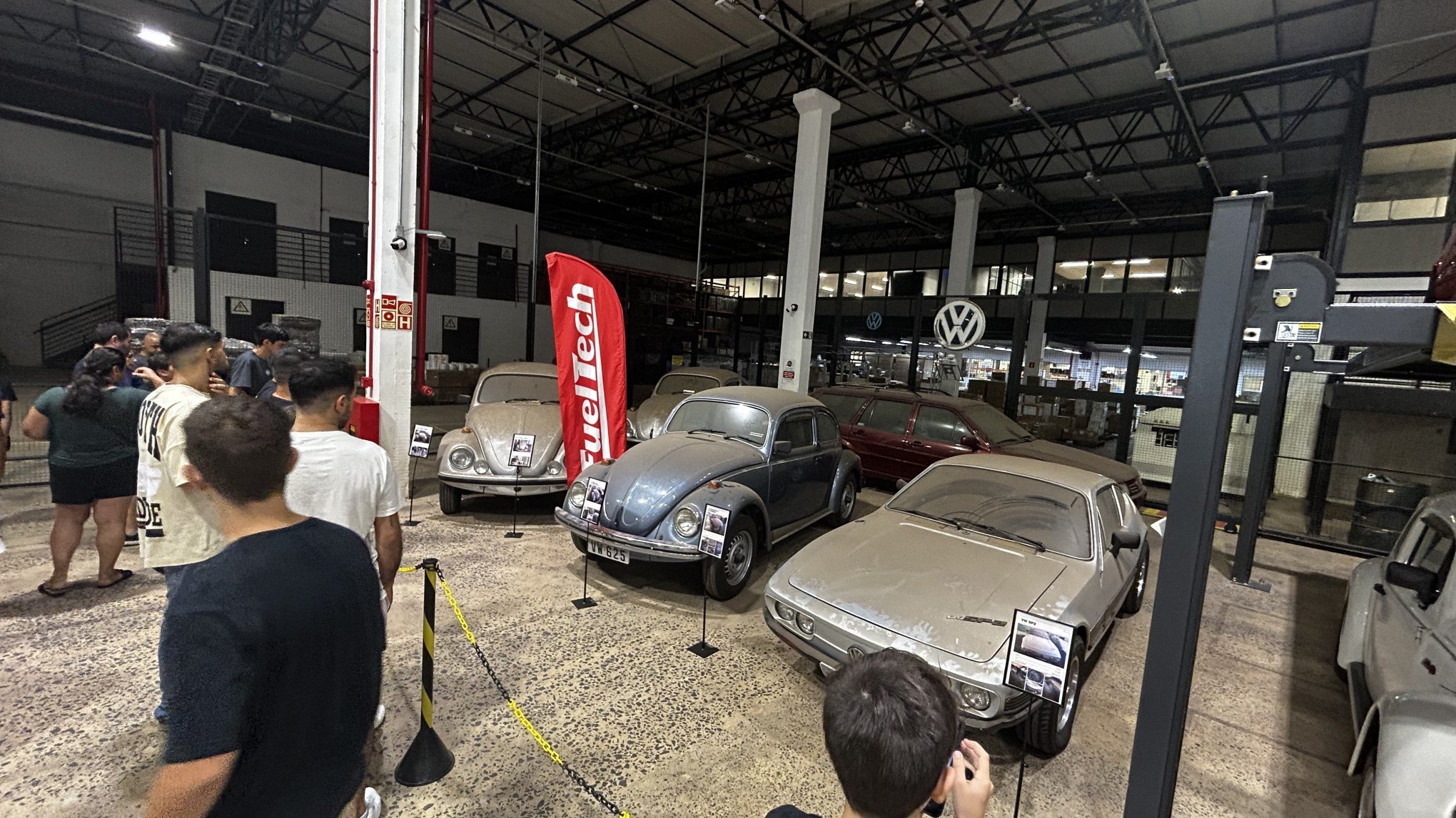 Exposição reúne apaixonados por carros para adeus de veículos raros da Comercial Gaúcha