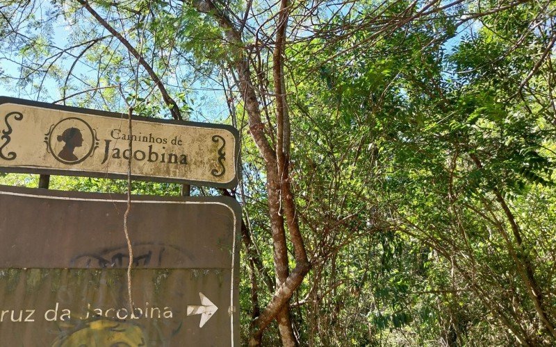 Placa indica um dos monumentos turísticos do Caminhos da Jacobina, em Sapiranga | abc+