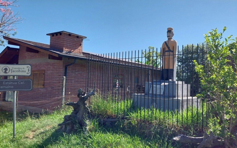 Estátua do Coronel Genuíno Sampaio, monumento pertence ao Caminhos da Jacobina | abc+