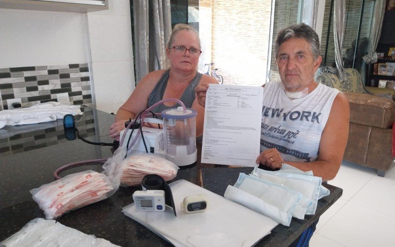 Aposentado Valmir Rodrigues, morador do bairro Primavera, em Novo Hamburgo, sente-se um sobrevivente da Covid-19. Ao lado da esposa,  Rosana Viviana Arend ainda guarda aparelhos e acessórios usados em seu tratamento | abc+