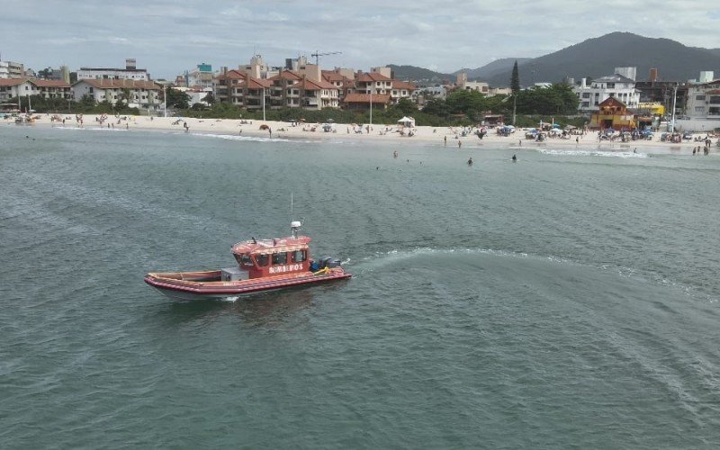 Bombeiros fazem buscas por adolescente de 13 anos que desapareceu na praia dos Ingleses | abc+