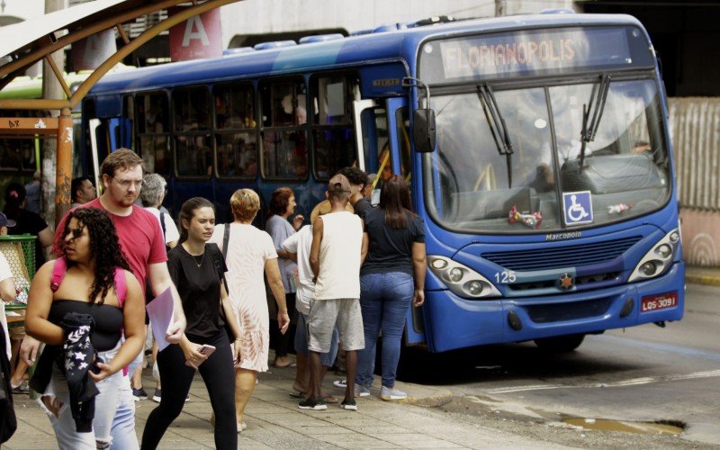  10/03/2025  ÔNIBUS - FROTA SUCATEADA
