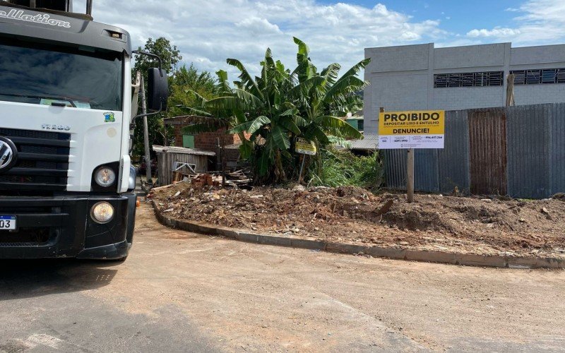 Esquina da Rua Reinaldo Kayser com a Rua Bruno Werner Storck após remoção do lixo, limpeza e instalação de placa de proibição de descarte de lixo no local. | abc+