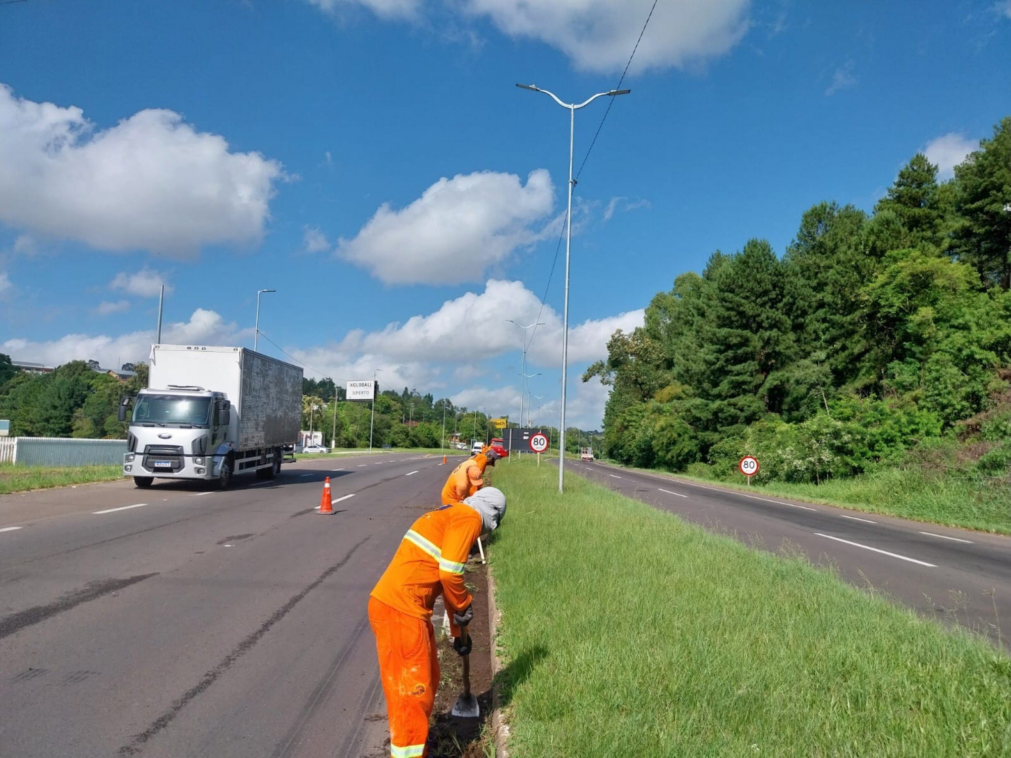 VÍDEO: EGR faz manutenção na RS-239; veja onde o trânsito é afetado