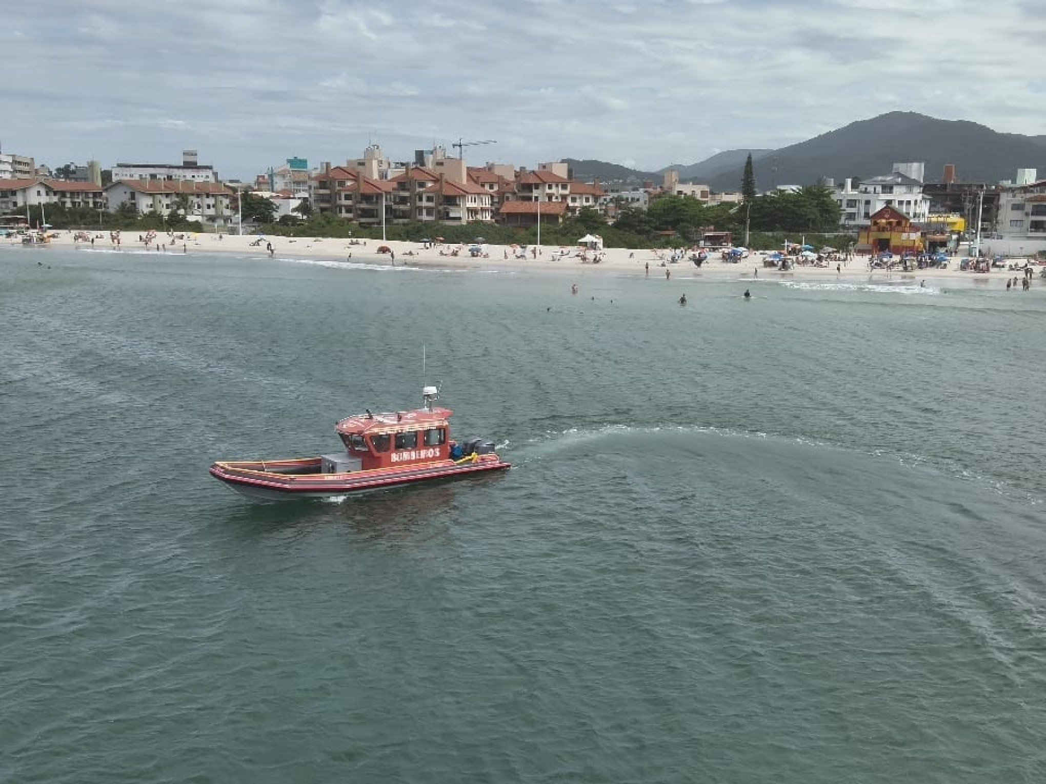 Adolescente de 13 anos desaparece na Praia dos Ingleses e Bombeiros fazem buscas com sonar