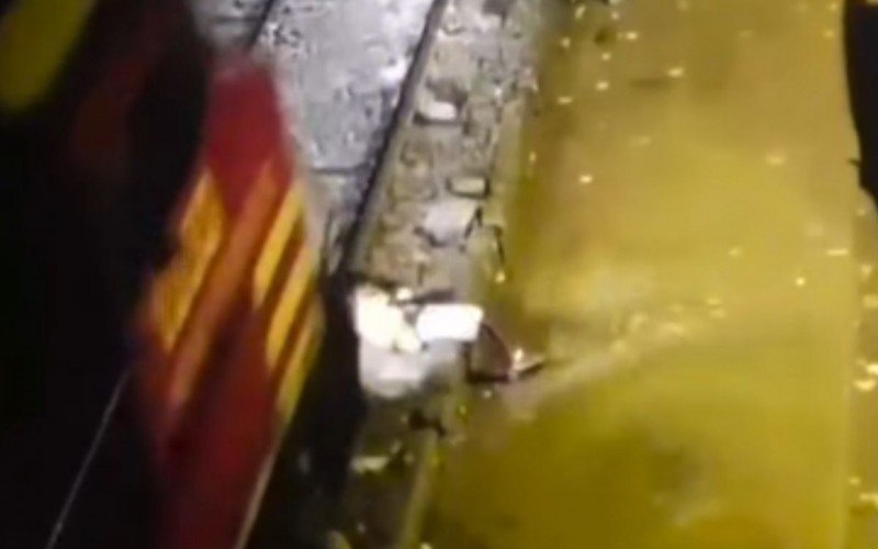 Homem é atropelado por trem e sobrevive com ferimentos leves em Lima, Peru | abc+