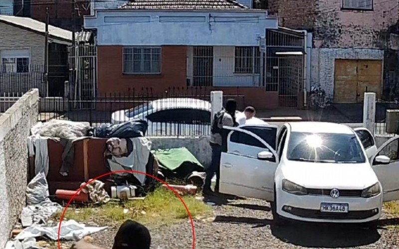 Criminoso chega a cumprimentar pessoa que estava em oficina ao lado e acompanhou a ação sem suspeitar de nada