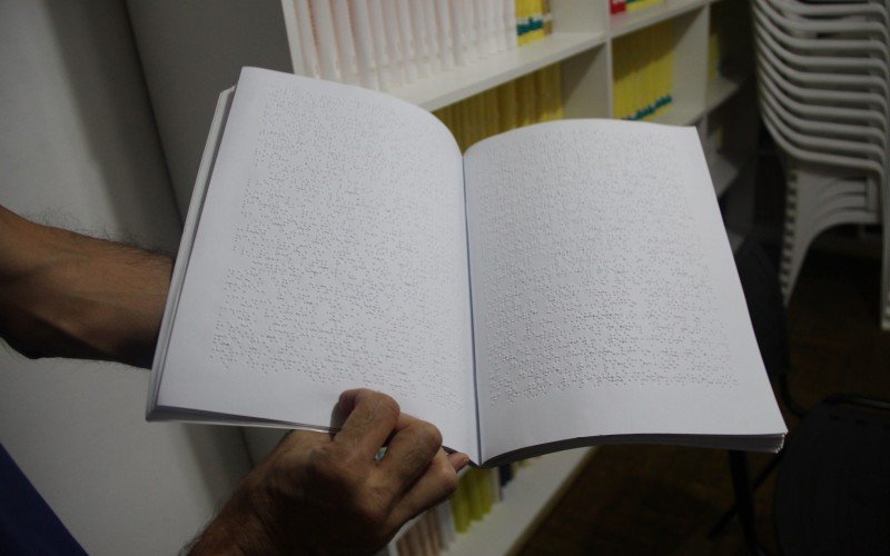 Local conta com biblioteca com diversos títulos em braile