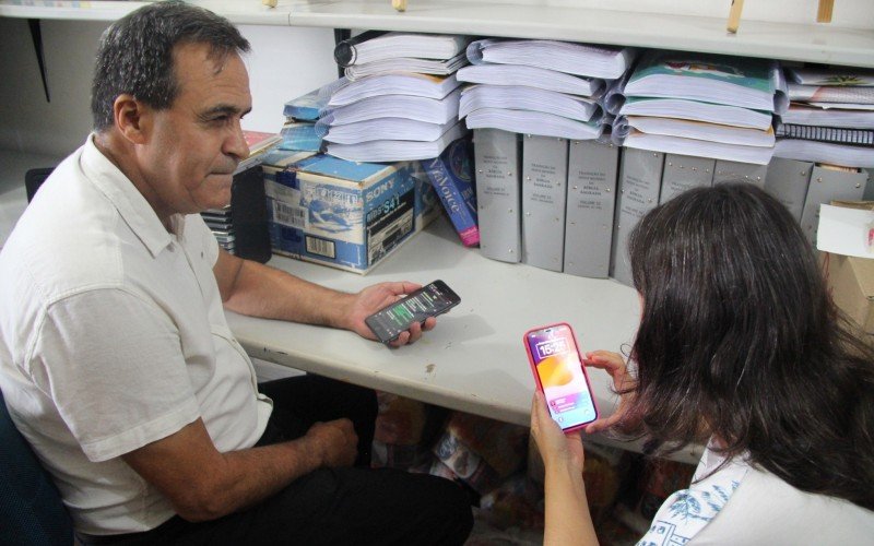Deficiente visual, Valdair Silva dá aulas de como cegos podem utilizar o celular