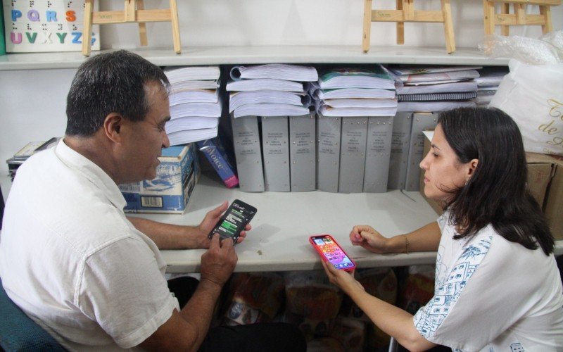 Aline perdeu a visão há 3 anos e está aprendendo a usar o celular com acessibilidade