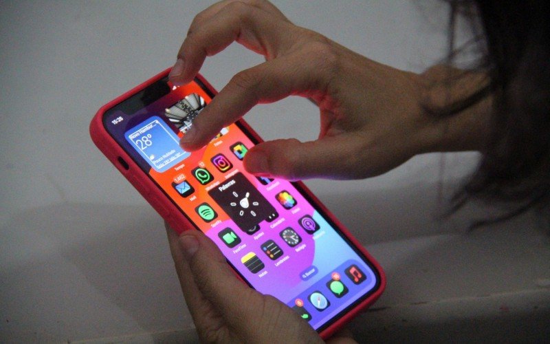 Aline perdeu a visão há 3 anos e está aprendendo a usar o celular com acessibilidade