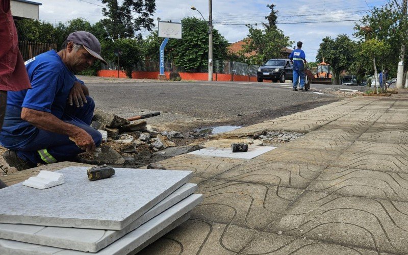 Equipes trabalham em acabamentos de calçadas nas ruas onde houveram intervenções