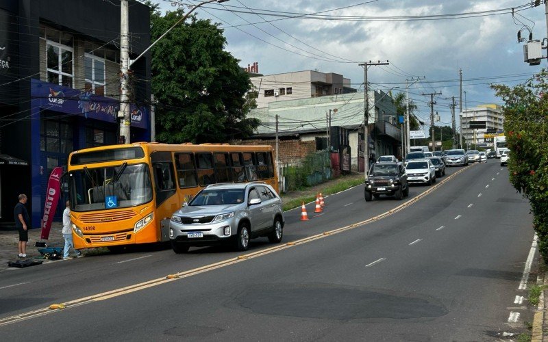 Ônibus sofre pane e bloqueia faixa em rua de acesso à região central de Novo Hamburgo | abc+