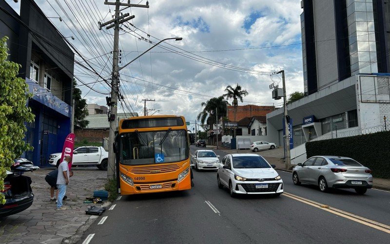 Ônibus sofre pane e bloqueia faixa em rua de acesso à região central de Novo Hamburgo | abc+