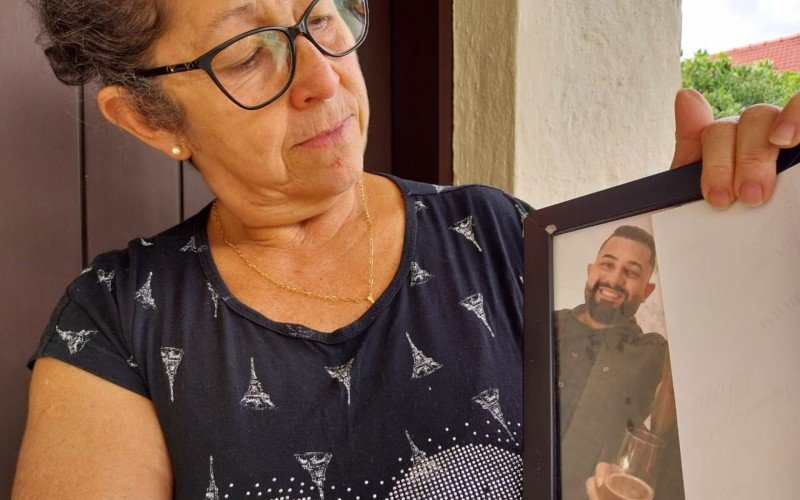 Salete de Oliveira Assis de Souza, 59 anos, técnica em enfermagem, perdeu seu filho mais velho para a Covid-19. Luiz Natanael Assis de Souza morreu aos 33 anos em Dois Irmãos, | abc+