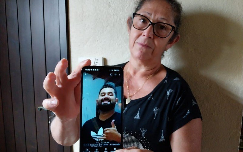 Salete de Oliveira Assis de Souza, 59 anos, técnica em enfermagem, perdeu seu filho mais velho para a Covid-19. Luiz Natanael Assis de Souza morreu aos 33 anos em Dois Irmãos, | abc+