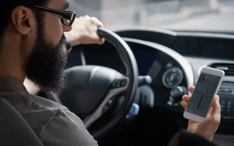 Uber / Carro / Direção / GPS / Celular | abc+