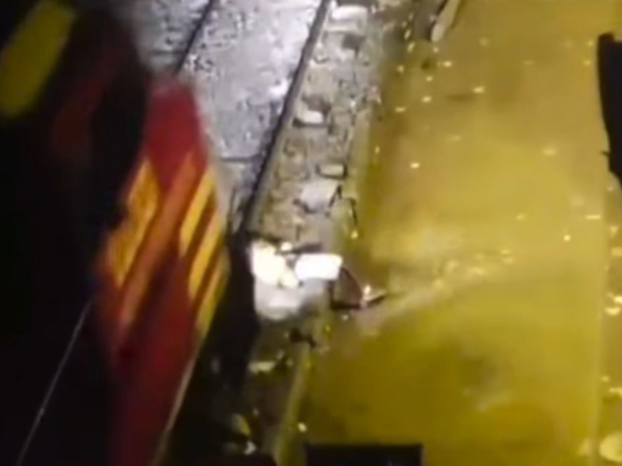 VÍDEO: Homem invade trilhos e é atropelado por trem