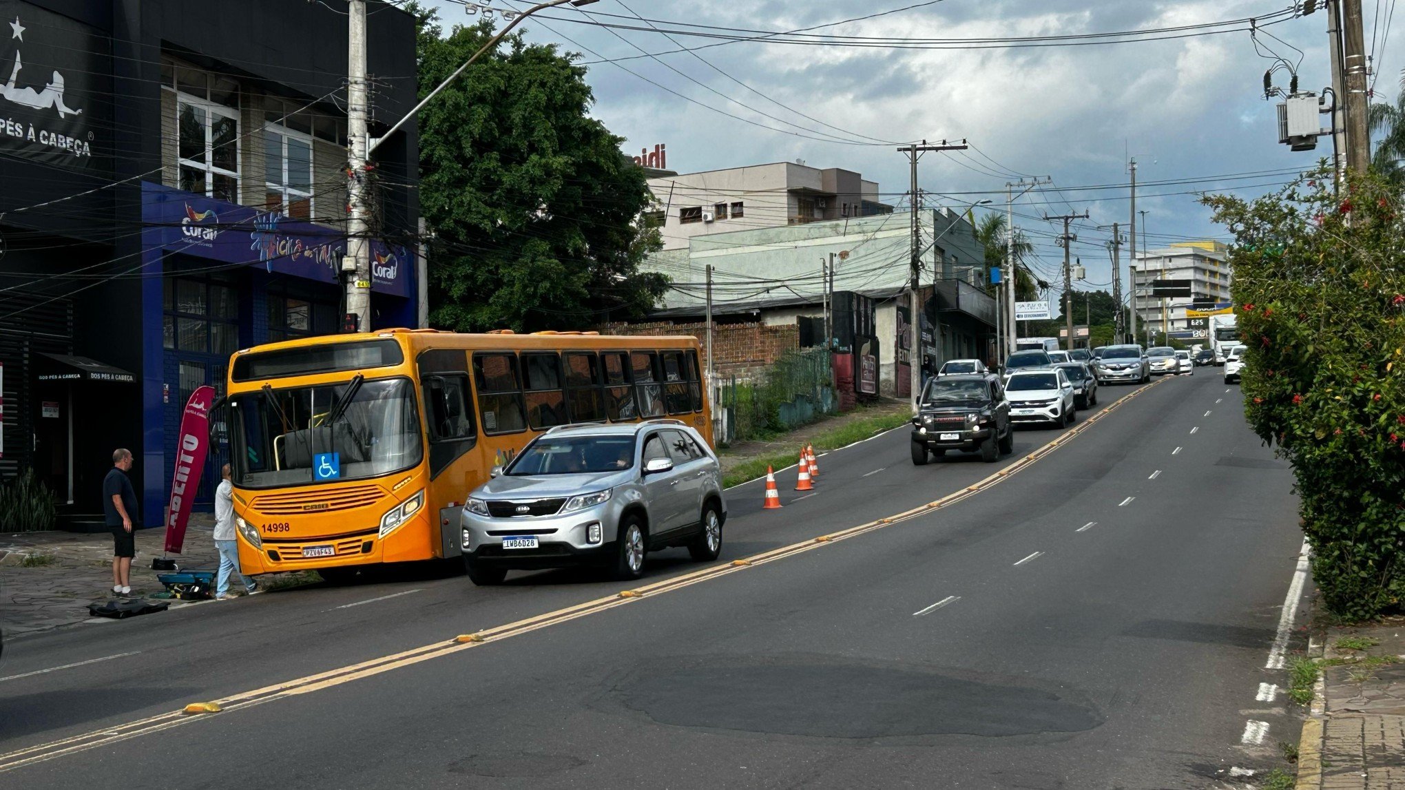 Ônibus sofre pane e bloqueia faixa em rua de acesso à região central de Novo Hamburgo